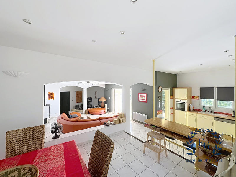 Maison traditionnelle - 180 m² - 7 pièces