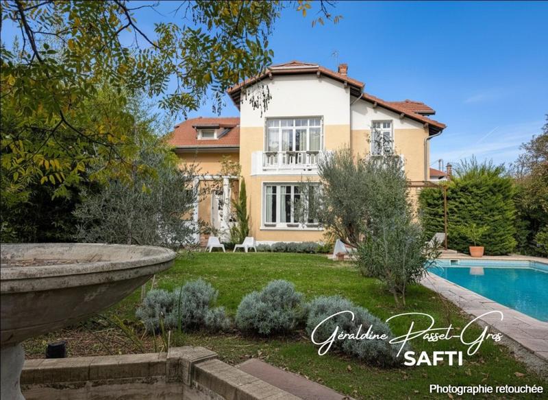 Maison - 220 m² - 8 pièces