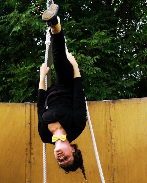 Spectacle à la Rosée / "Palabre" (Cirque de Proximité Dans un Espace Clos à Ciel Ouvert)