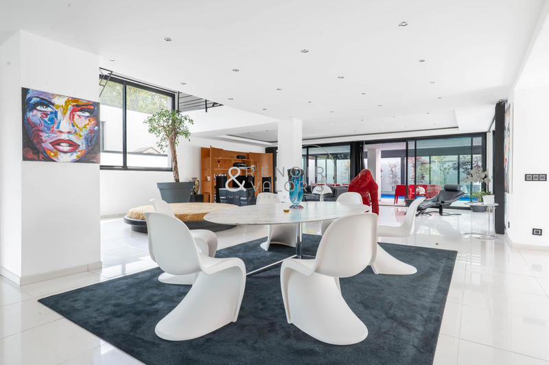 Maison contemporaine - 370 m² - 7 pièces