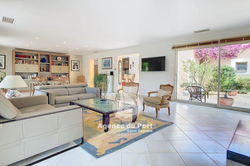 Villa - 221 m² - 9 pièces