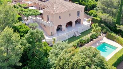 Demeure - 228 m² - 9 pièces