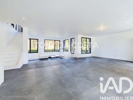 Maison - 218 m² - 8 pièces