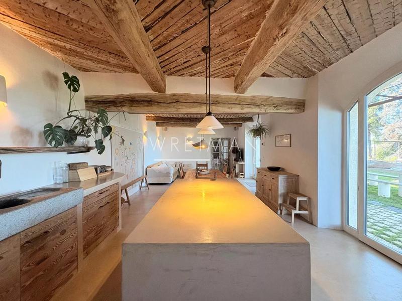 Maison - 240 m² - 8 pièces