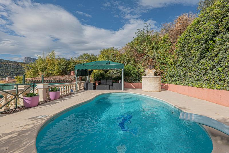 Maison - 205 m² - 6 pièces