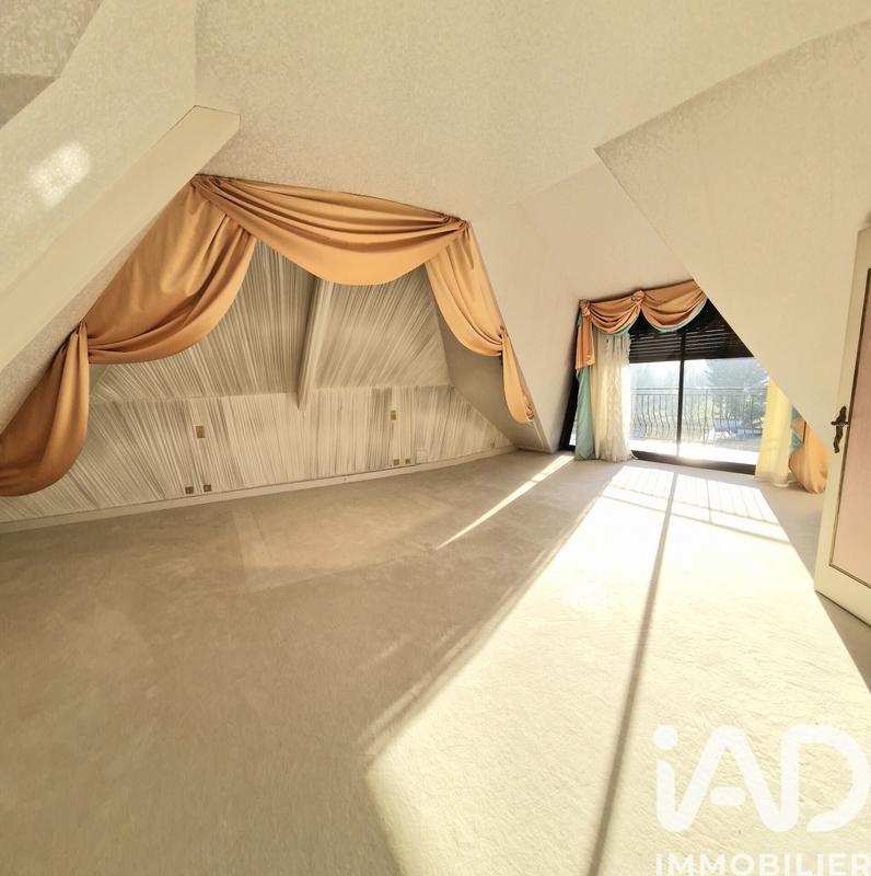 Maison - 250 m² - 8 pièces