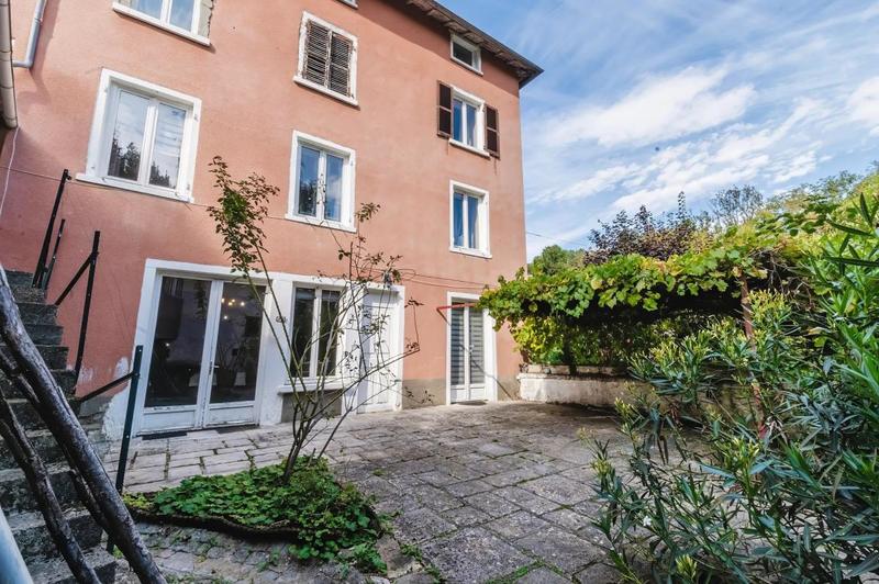 Propriété - 275 m² - 7 pièces