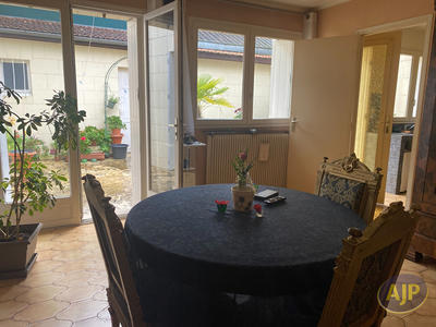 Maison - 220 m² - 8 pièces