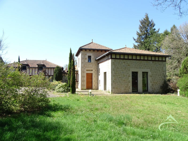 Maison traditionnelle - 445 m² - 10 pièces