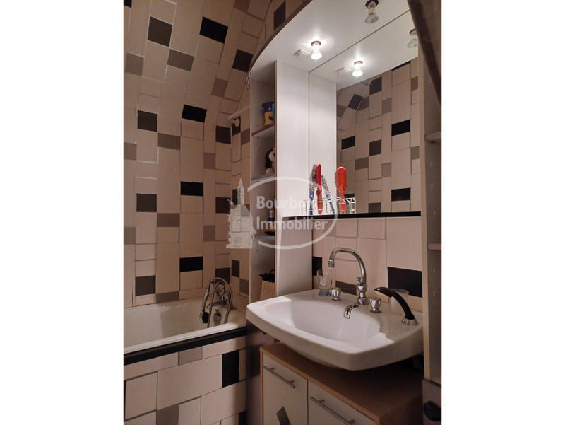 Maison - 303 m² - 12 pièces