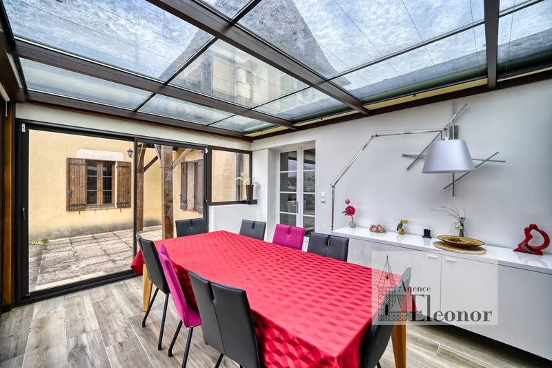 Maison traditionnelle - 477 m² - 23 pièces