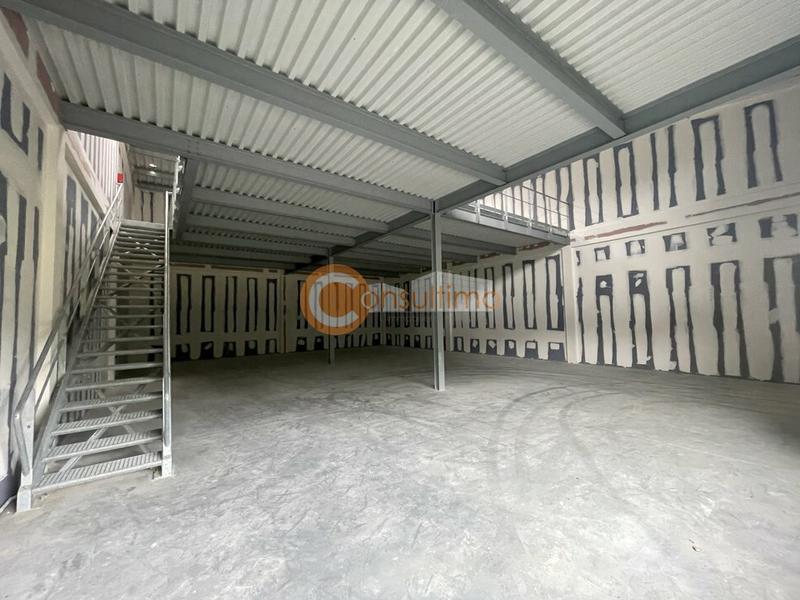 Local d'activité / Entrepôt - 367 m²