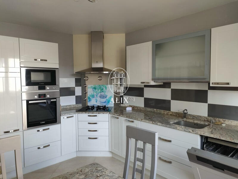 Maison - 158 m² - 8 pièces