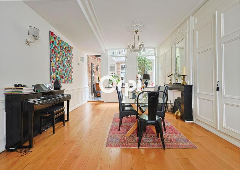 Maison - 230 m² - 7 pièces