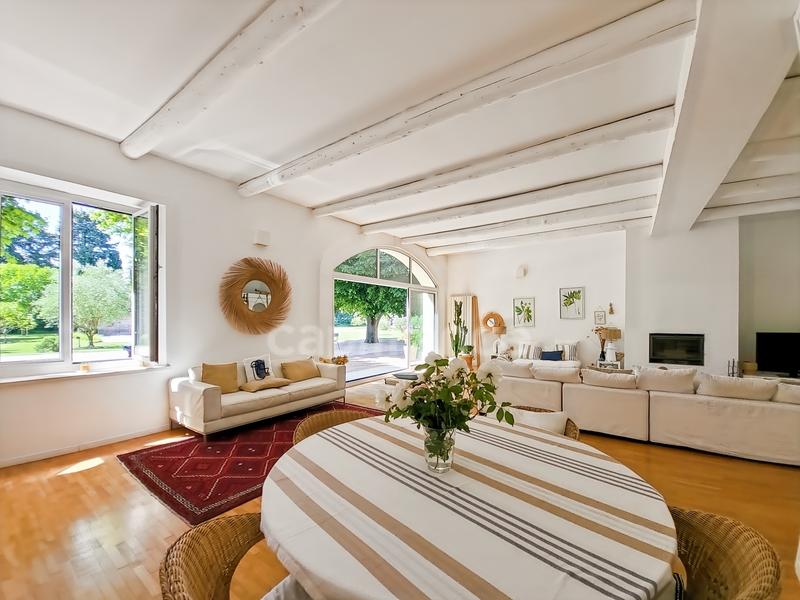 Maison - 628 m² - 9 pièces