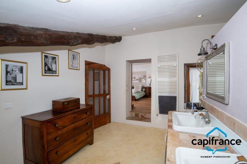 Maison - 210 m² - 7 pièces