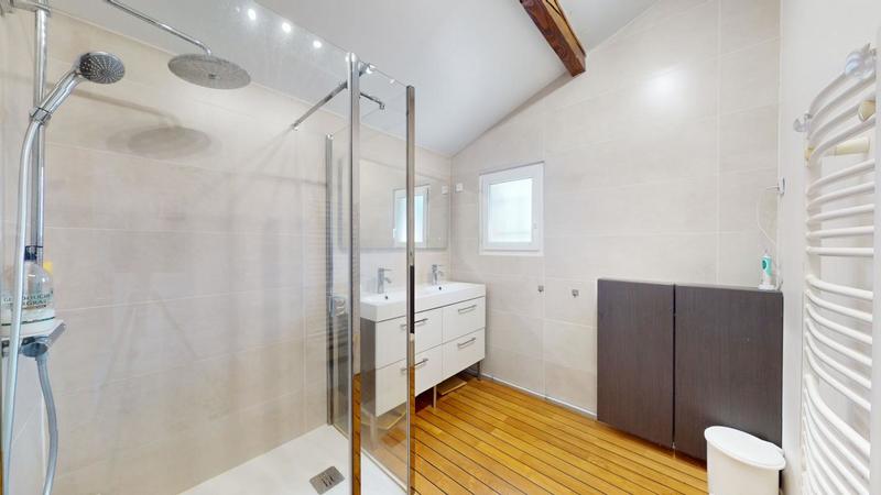 Maison - 202 m² - 7 pièces