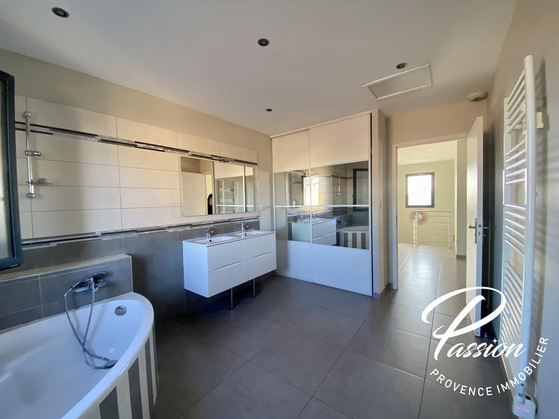 Maison contemporaine - 264 m² - 9 pièces