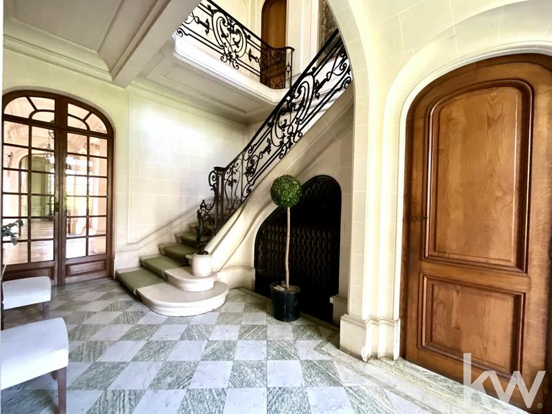 Maison de maîtres - 673 m² - 13 pièces