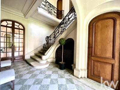 Maison de maîtres - 673 m² - 13 pièces