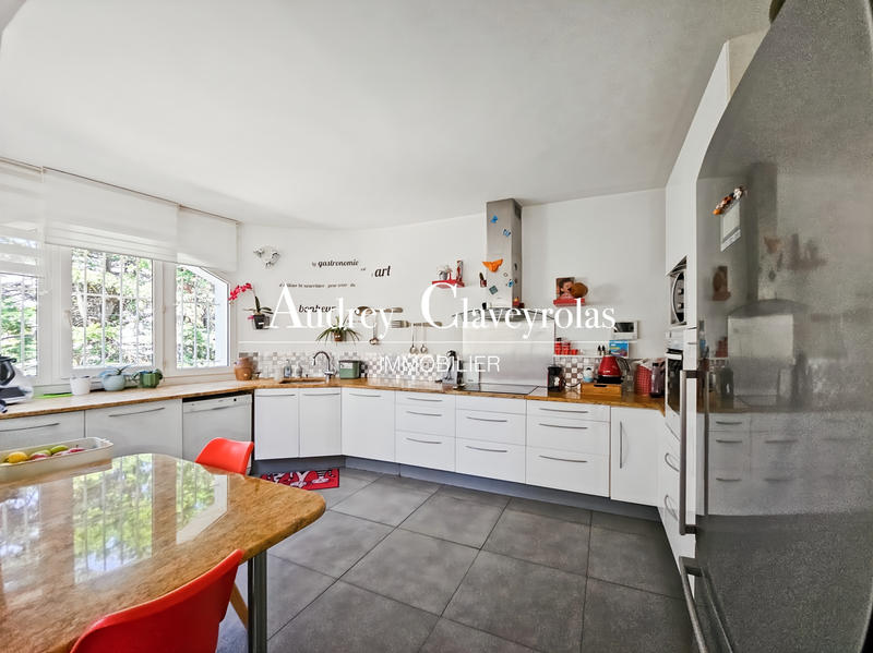 Maison - 330 m² - 5 pièces