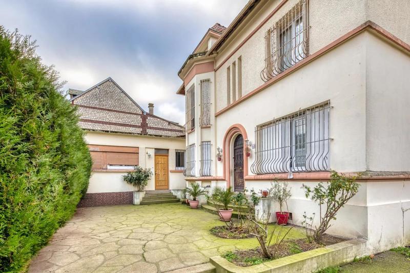 Maison - 225 m² - 10 pièces