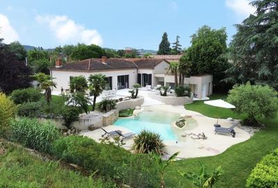 Villa - 245 m² - 8 pièces