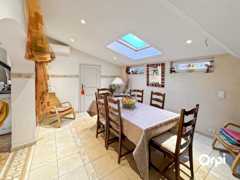 Maison - 280 m² - 9 pièces