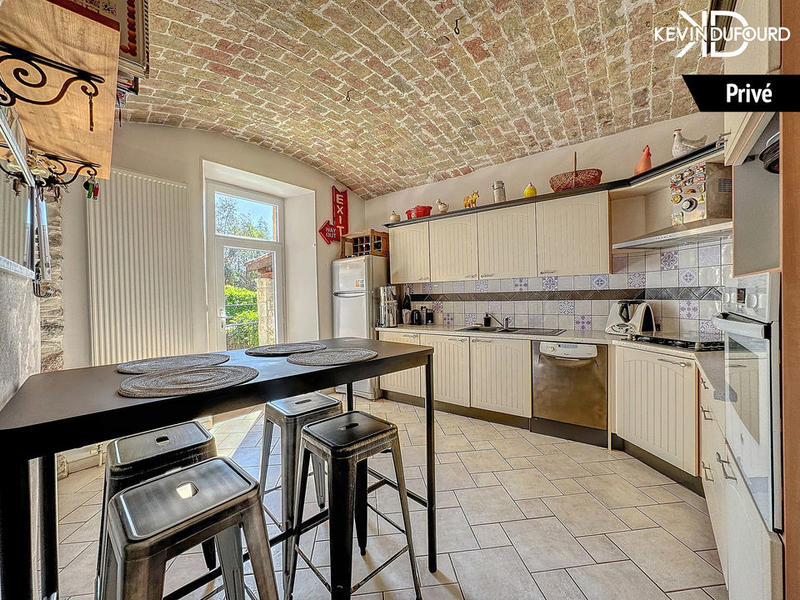 Maison - 1 000 m² - 40 pièces