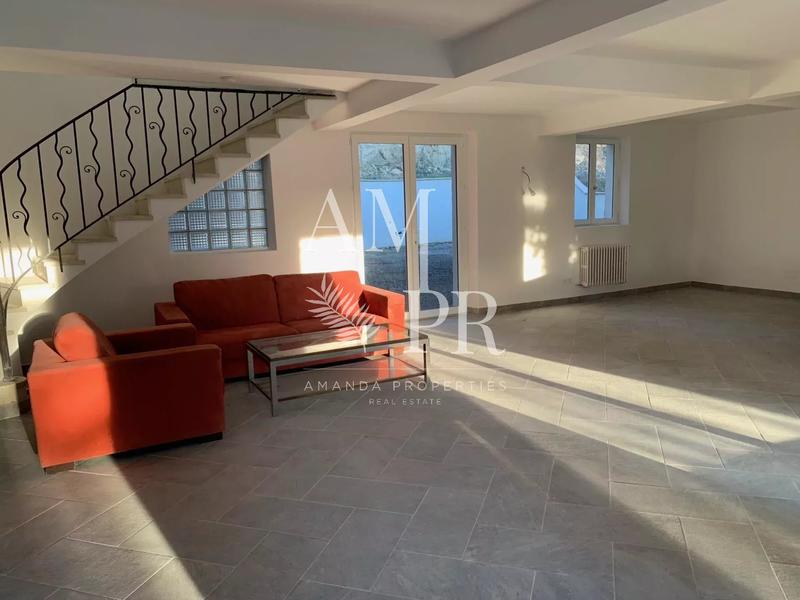 Maison - 230 m² - 7 pièces