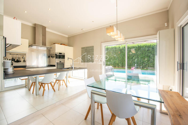 Maison - 228 m² - 8 pièces