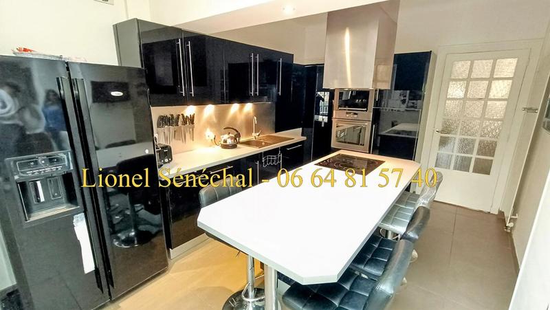 Maison - 247 m² - 15 pièces