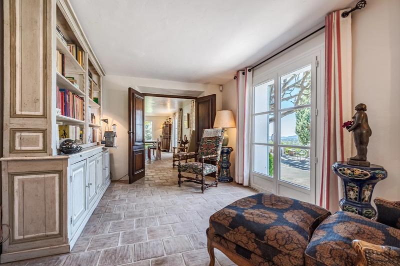 Maison - 260 m² - 6 pièces