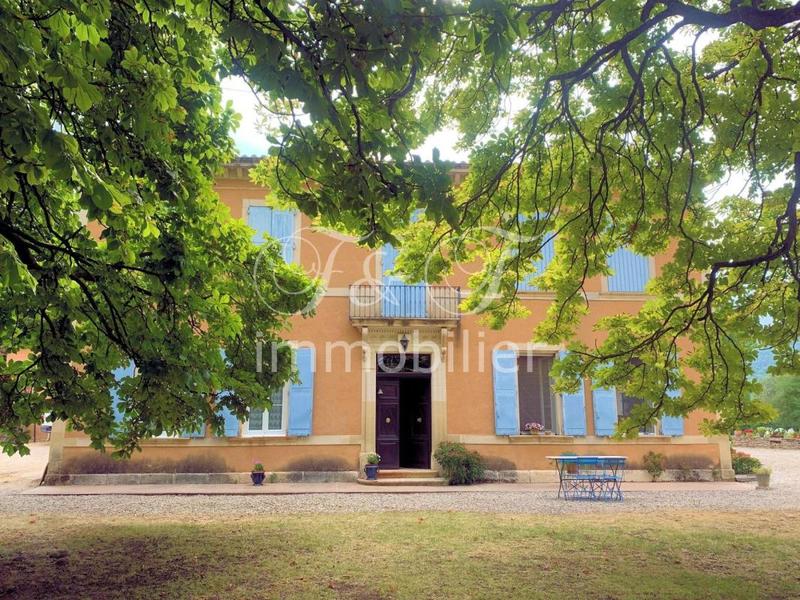 Propriété - 600 m²