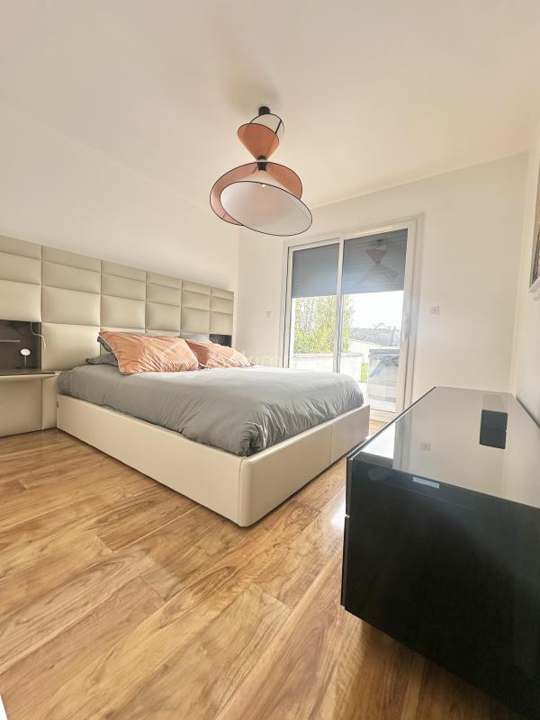 Pavillon - 200 m² - 7 pièces