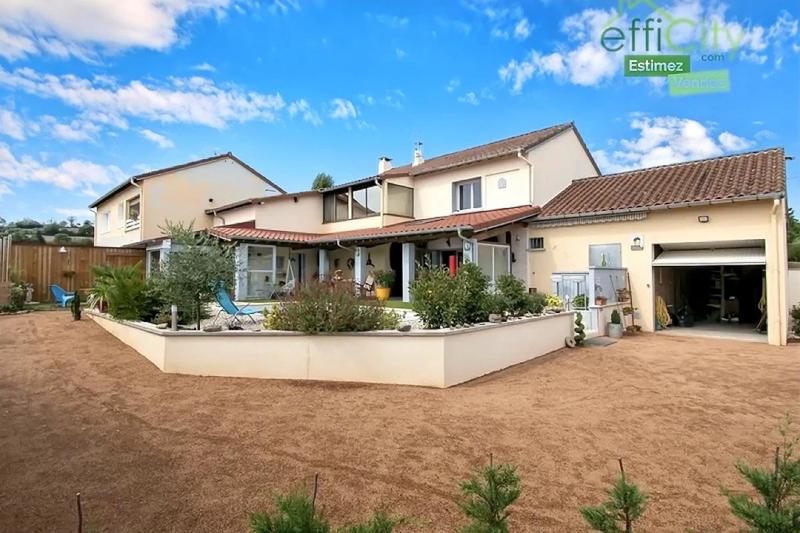 Maison - 220 m² - 8 pièces