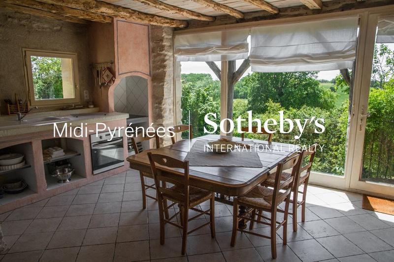 Maison - 585 m² - 18 pièces