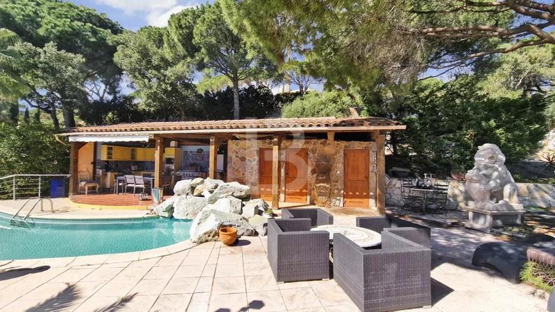 Villa - 439 m² - 8 pièces