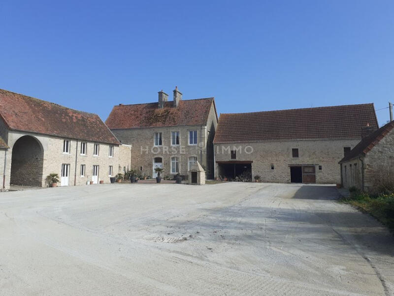 Maison - 240 m² - 6 pièces