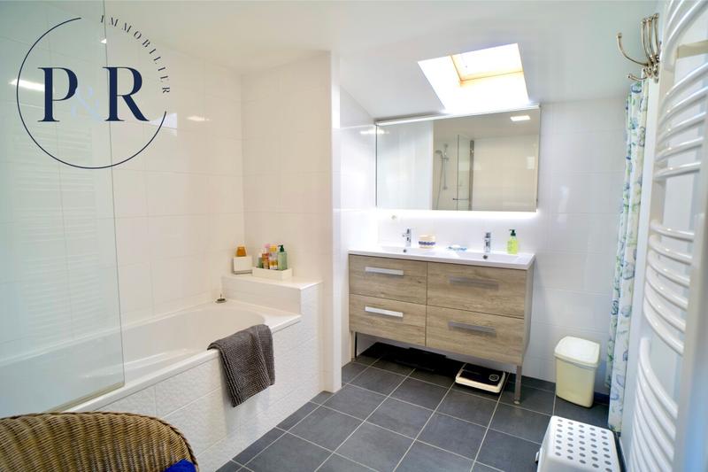 Maison - 222 m² - 8 pièces