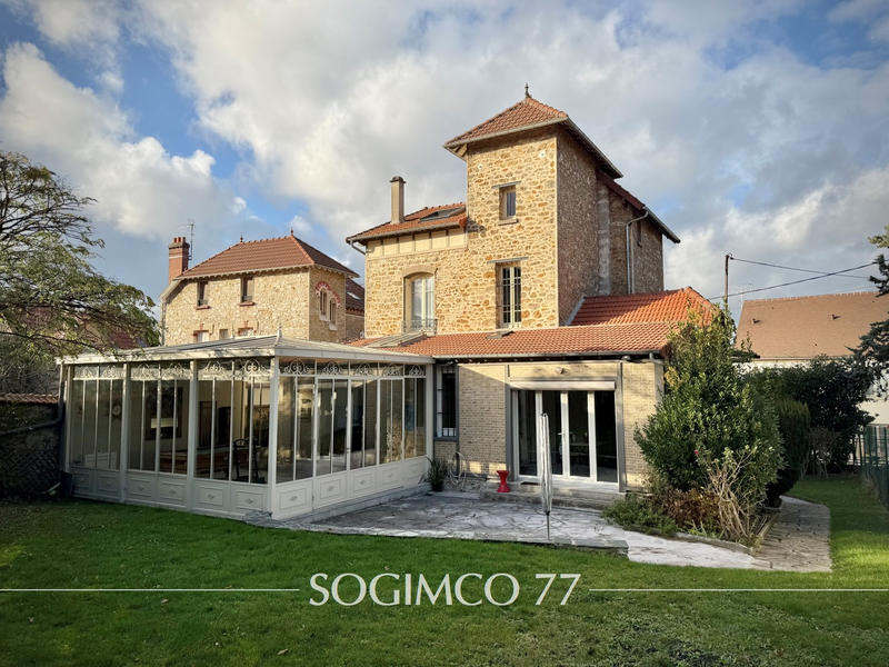 Maison - 201 m² - 9 pièces