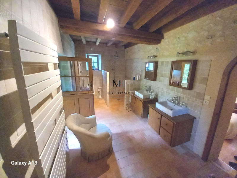 Maison - 360 m² - 8 pièces