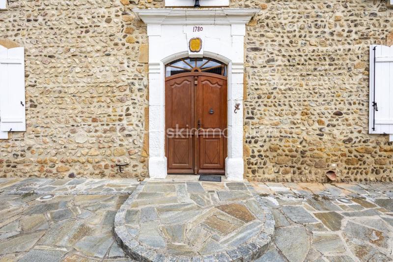 Maison - 400 m² - 12 pièces