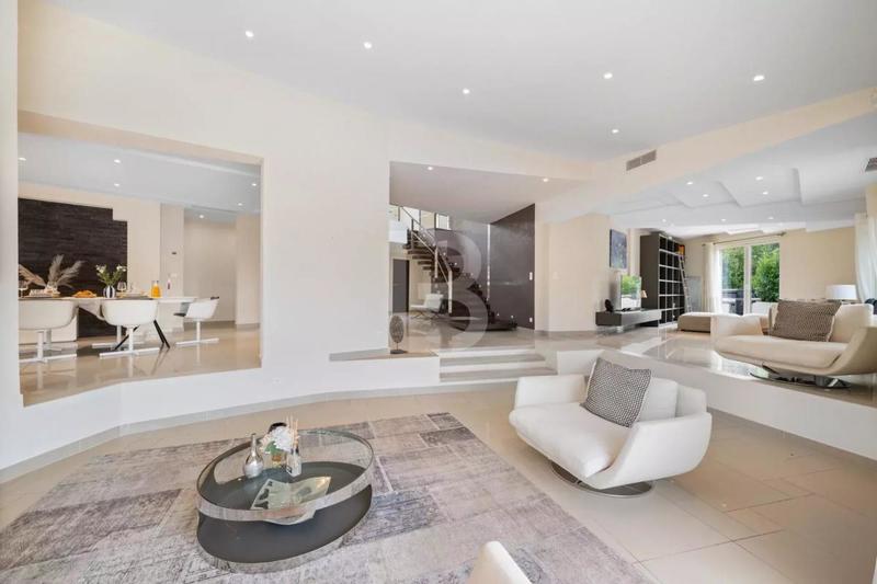 Villa - 587 m² - 8 pièces