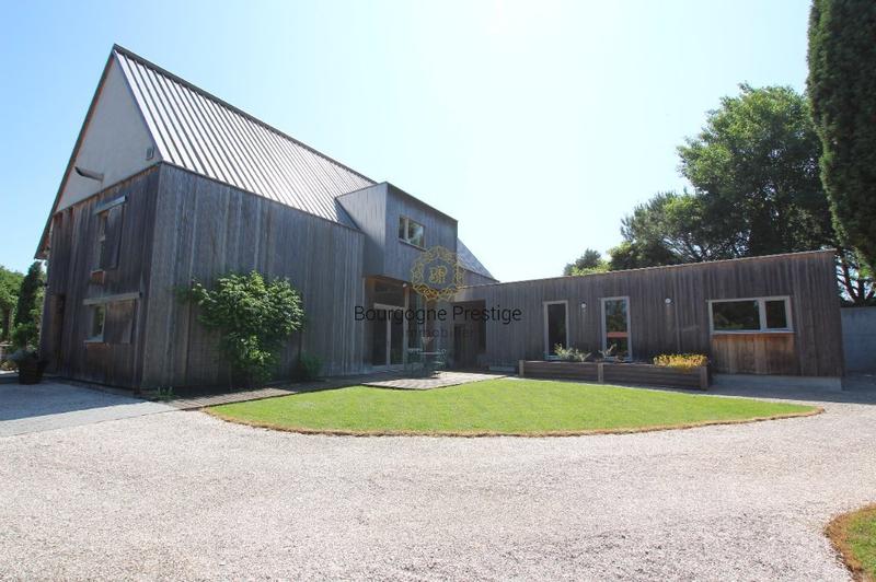 Propriété - 228 m² - 9 pièces