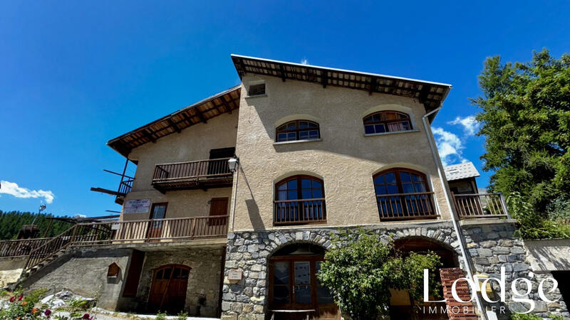 Maison - 400 m² - 12 pièces