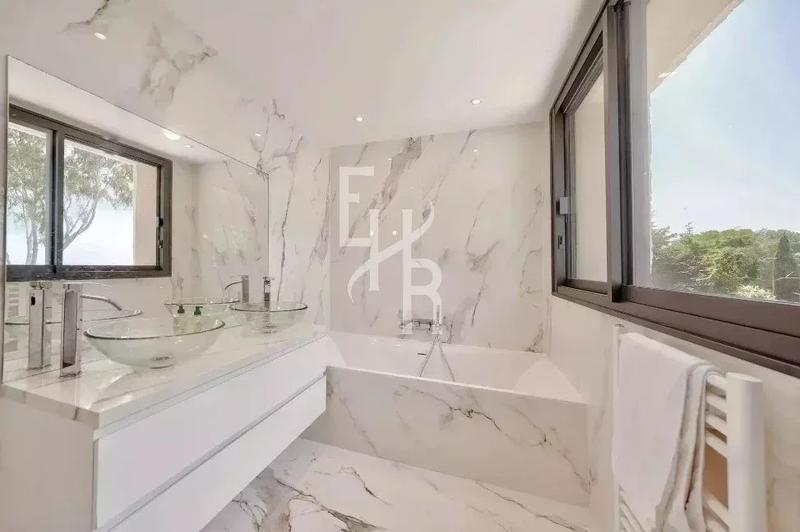 Maison - 389 m² - 8 pièces