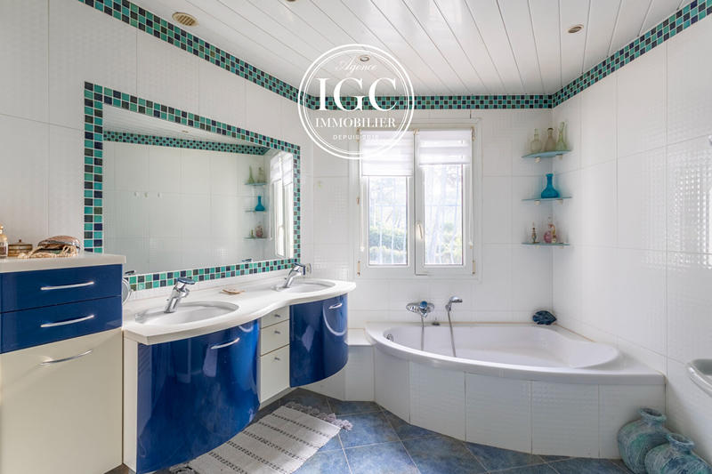 Maison - 220 m² - 7 pièces