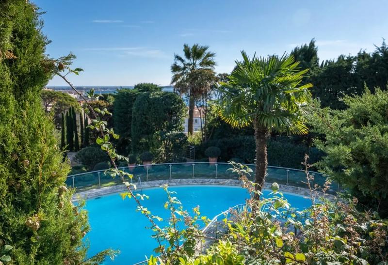 Maison - 490 m² - 10 pièces