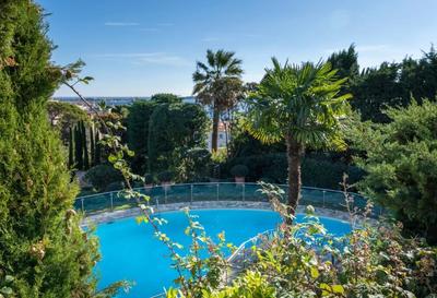 Maison - 490 m² - 10 pièces